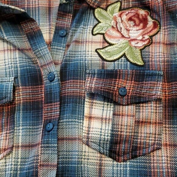 Eden & Olivia woman plaid button down top - Picture 4 of 11